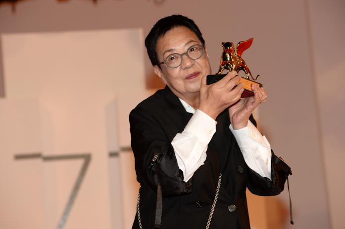 Ann Hui Ann Hui regge il Leone d'Oro