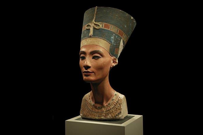 Scultura della regina Nefertiti Primo piano della scultura delle regina Nefertiti