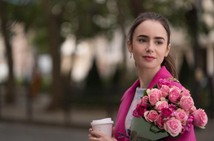 Lily Collins con le rose