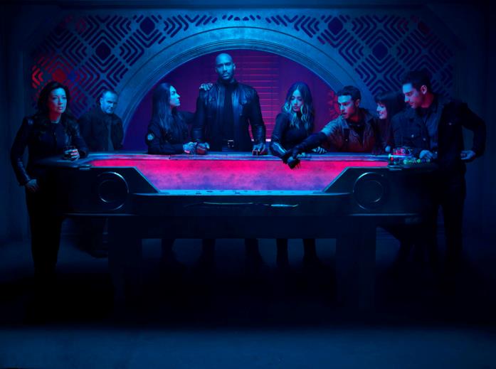Gli agenti dello S.H.I.E.L.D. riuniti attorno a un tavolo