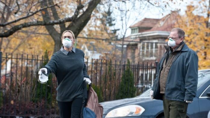 Una scena di Contagion con Kate Winslet Kate Winslet indossa la mascherina in una scena di Contagion