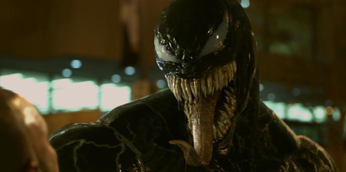 Venom si mostra in una scena del film con Tom Hardy