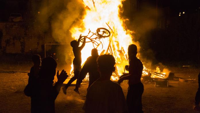 La paranza dei bambini La scena del falò in La paranza dei bambini