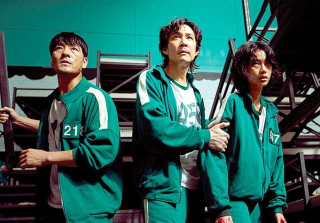 Sang-Woo, Gi-hun e Sae-Byeok in Squid Game Sang-Woo, Gi-hun e Sae-Byeok si difendono durante la rivolta notturna