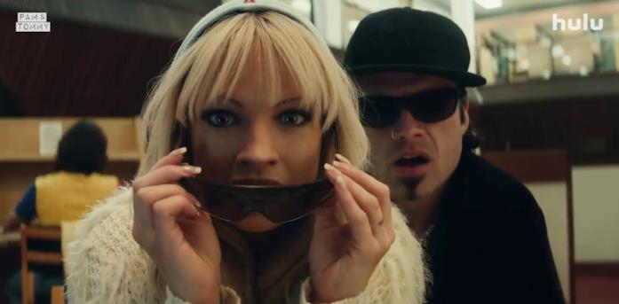 Lily James e Sebastian Stan sono Pamela Anderson e Tommy Lee in Pam & Tommy I protagonisti di Pam & Tommy nel trailer della serie