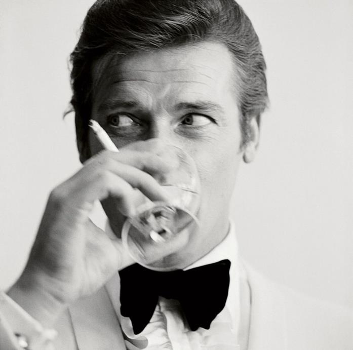 Roger Moore, il Bond ironico Roger Moore in uno scatto da 007