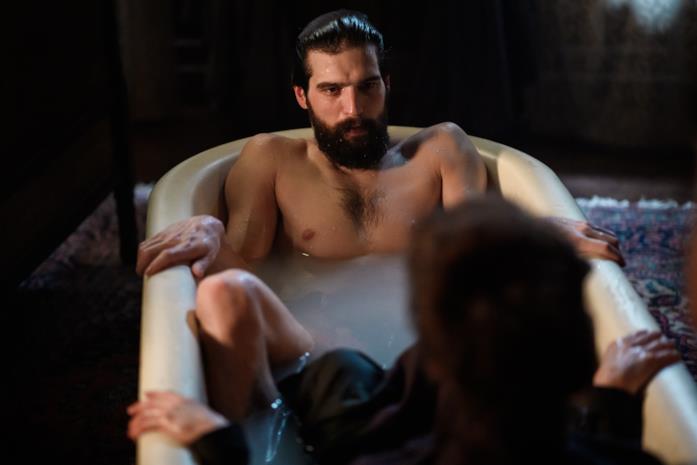 Freud e Fleur nella vasca da bagno Freud e Fleur nella vasca da bagno in una scena della serie Netflix