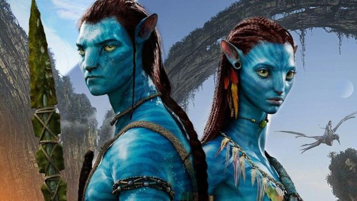 Jake (Sam Worthington) e Neytiri (Zoe Saldana) Jake nel suo avatar e Neytiri, l'uno accanto all'altra, con il cielo e la natura di Pandora come sfondo