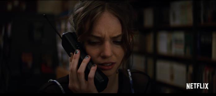 Maya Hawke risponde al telefono in una scena di Fear Street Maya Hawke in Fear Street
