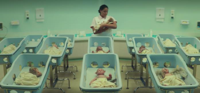 Gli ibridi di Sweet Tooth Bambini metà uomo e metà animale nelle culle