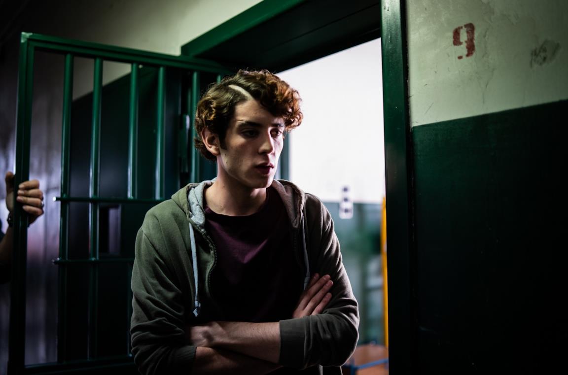Nicolas Maupas in una scena della serie Mare fuori