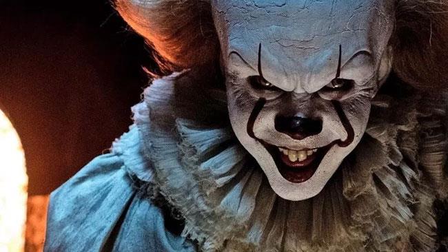 Il ghigno di Pennywise, il clown del fim IT, in un primo piano