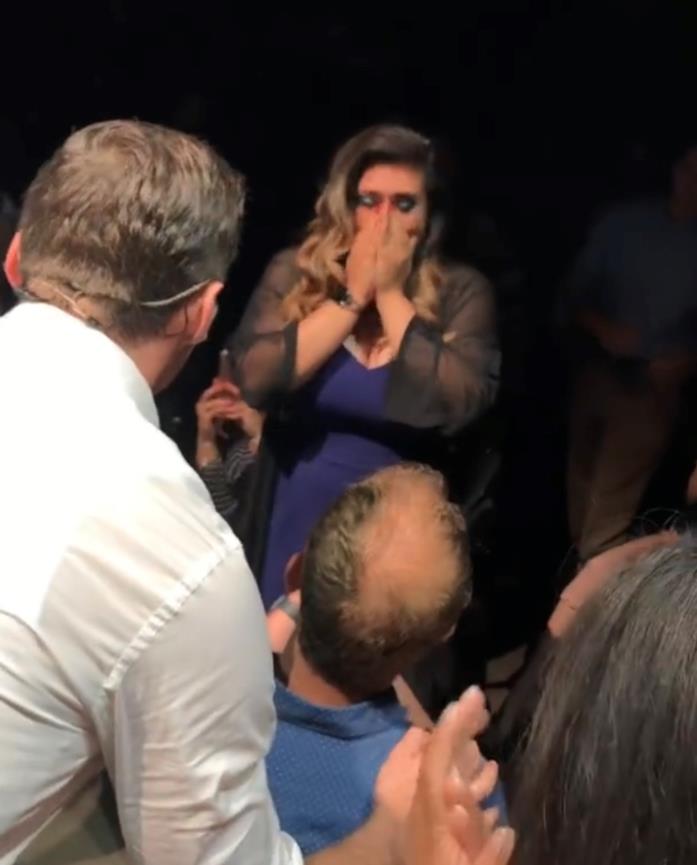 Hugh Jackman aiuta un membro dell'audience a fare una proposta di matrimonio La proposta di matrimonio di Joe durante lo show di Hugh Jackman