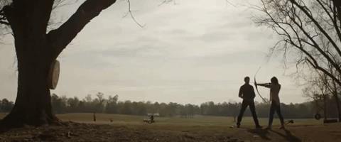 Occhio di Falco e la figlia in una scena del trailer di Avengers: Endgame Clint Barton insegna alla figlia a tirare con l'arco in una scena di Avengers: Endgame