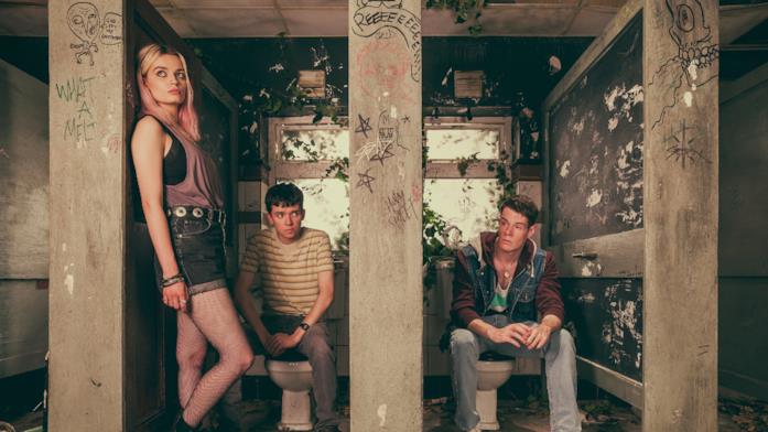 Emma Mackey, Asa Butterfield e Connor Swindells, protagonisti di Sex Education