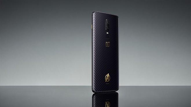 La doppia fotocamera di OnePlus 6 - Marvel Avengers Limited Edition Dettagli sulla scocca e sulla doppia fotocamera di OnePlus 6 - Marvel Avengers Limited Edition