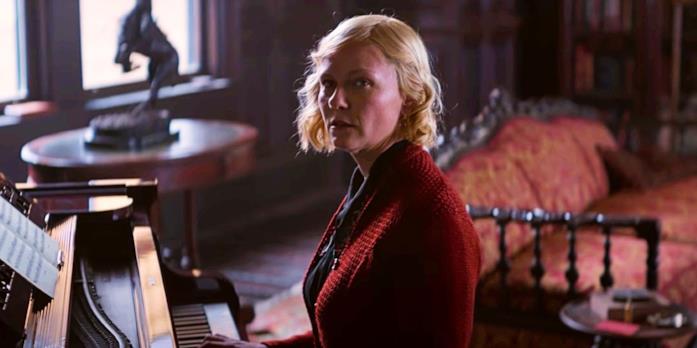 Kirsten Dunst al pianoforte in una scena del film
