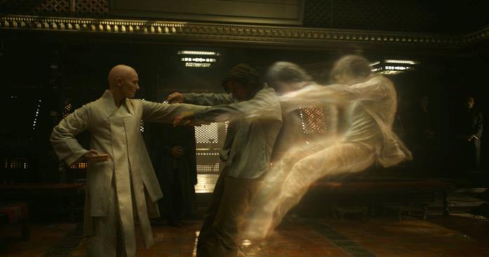 L'Antico mostra la potenza delle arti mistiche a Stephen Strange Tilda Swinton e Benedict Cumberbatch in Doctor Strange