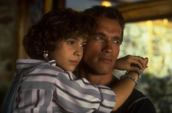 Commando, il film del 1985 diretto da Mark L. Lester, Arnold Schwarzenegger con una giovanissima Alyssa Milano in una scena del film