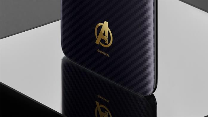 La scocca di OnePlus 6 - Marvel Avengers Limited Edition Dettagli della scocca e del logo Avengers sul modello Box set del modello OnePlus 6 - Marvel Avengers Limited Edition