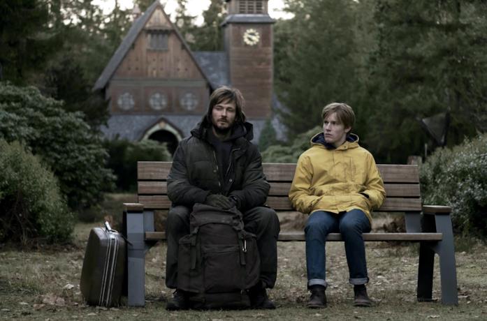 Andreas Pietschmann e Louis Hofmann in una scena dal quinto episodio della prima stagione di Dark