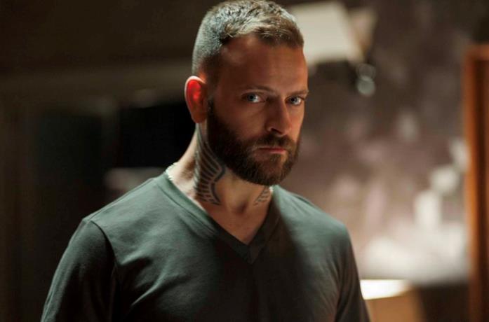 Un primo piano di Alessandro Borghi nella serie Suburra