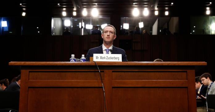 Una foto di Mark Zuckerberg in aula di tribunale