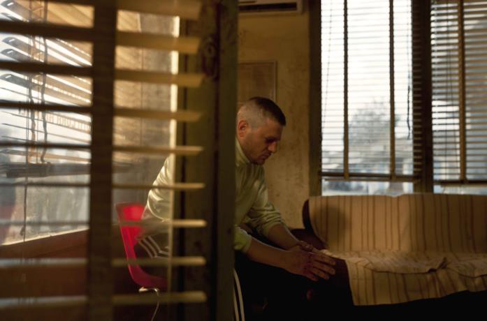 Edoardo Pesce in una scena del film Dogman