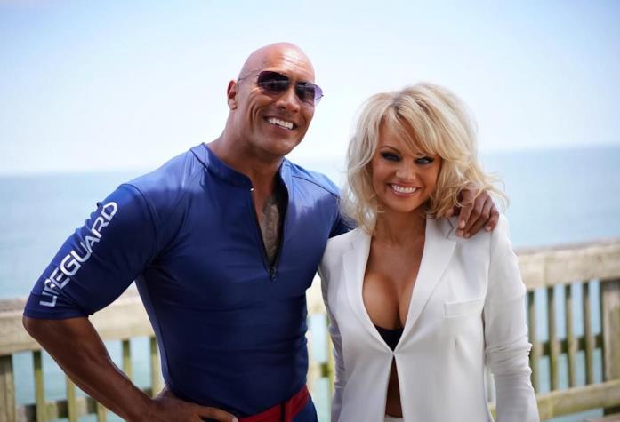 Dwayne Johnson e Pamela Anderson sul set del film Baywatch The Rock e Pamela Anderson insieme nel reboot cinematografico di Baywatch