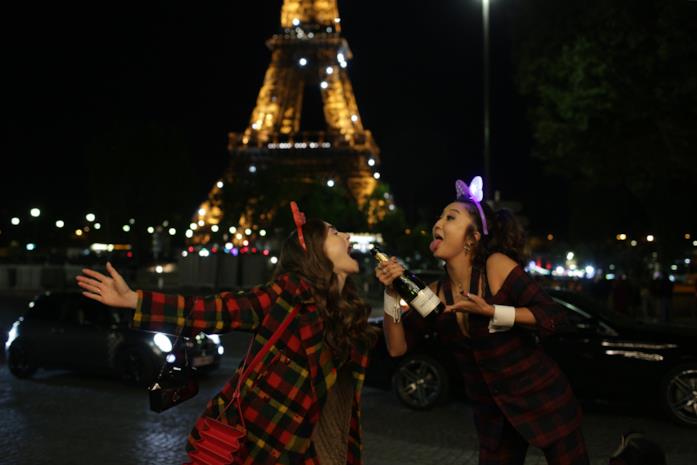 Emily in Paris Emily e Mindy ubriache a Parigi