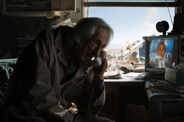 Il Vecchio Joe, altro ritorno in El Camino Il Vecchio Joe parla al telefono nella sua discarica, con una TV sullo sfondo
