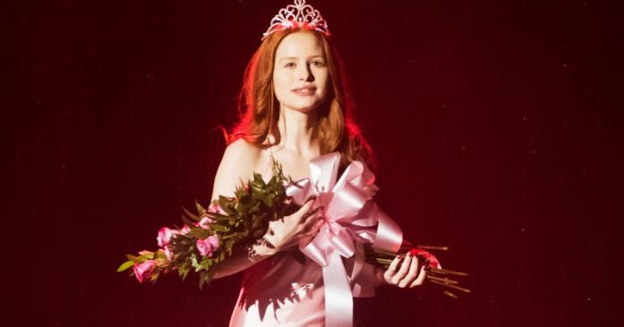 Cheryl interpreta Carrie White nell'episodio musical di Riverdale Una scena dall'episodio musical di Riverdale che omaggia Carrie