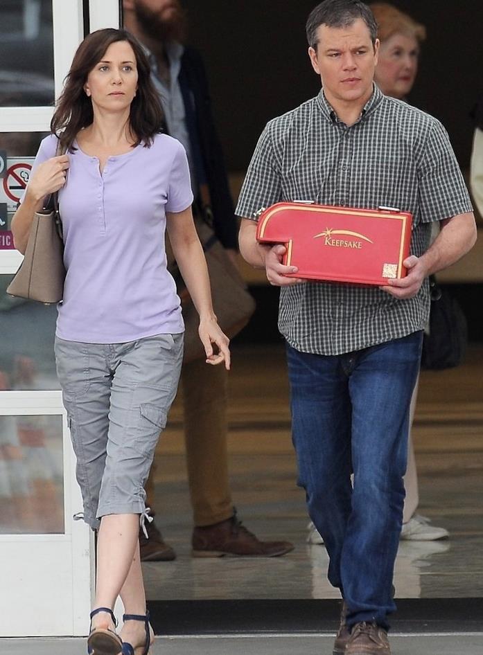 Kristen Wiig e Matt Damon in Dowsizing Kristen Wiig e Matt Damon camminano fianco a fianco in Dowsizing