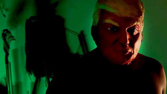 American Horror Story: Cult. La maschera di Trump nella sigla d'apertura