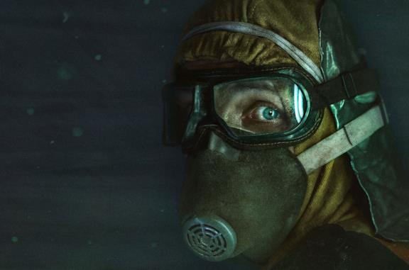 Primo piano di volto con tuta igienica, mascherina e occhialini in Chernobyl