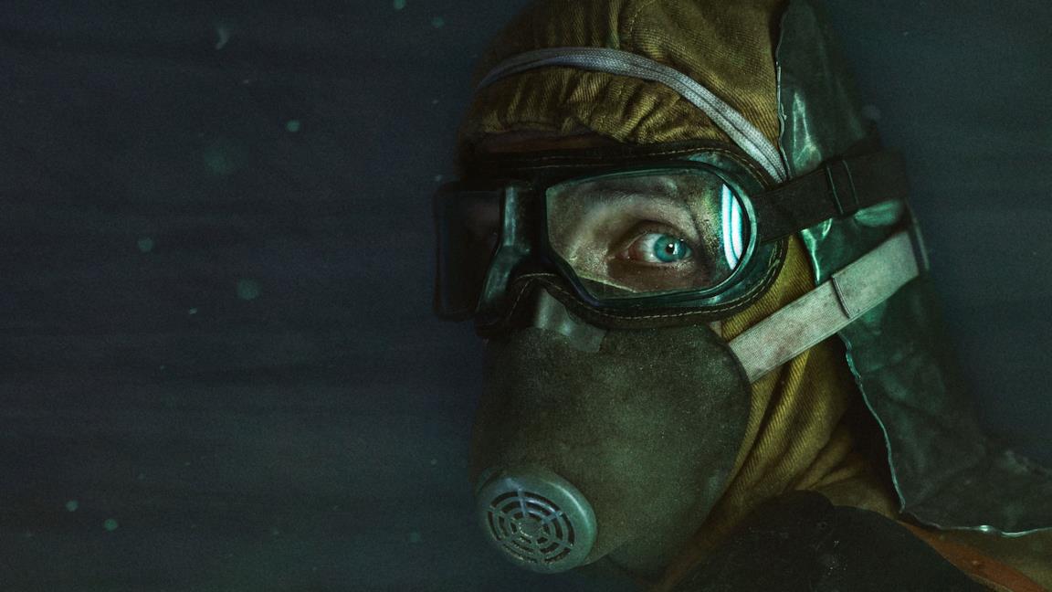 Primo piano di volto con tuta igienica, mascherina e occhialini in Chernobyl
