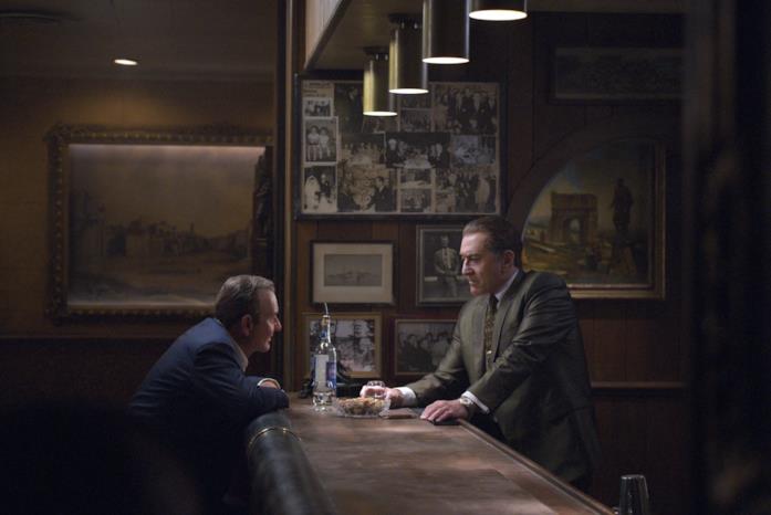 The Irishman: quanto c'è di vero nel film di Scorsese? Joe Pesci seduto al bancone di un bar di fronte a Robert De Niro (in piedi)