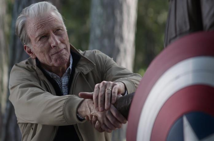 Steve Rogers consegna lo scudo a Falcon in Avengers: Endgame