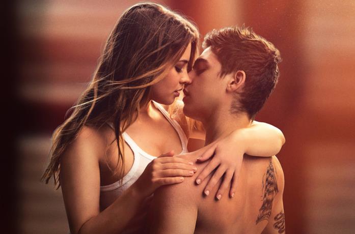 Hardin e Tessa si scambiano un bacio