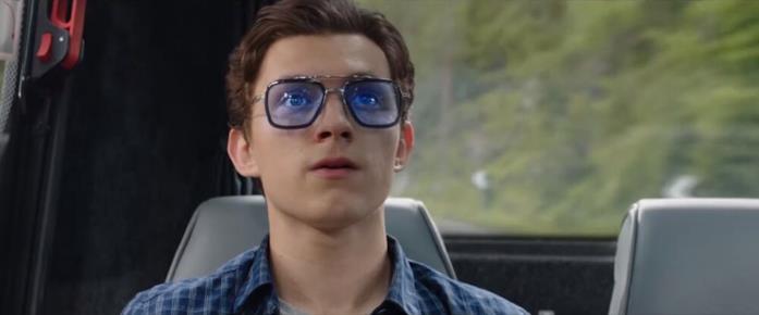 Cos'è e come funziona E.D.I.T.H.? Peter Parker con gli occhiali E.D.I.T.H.