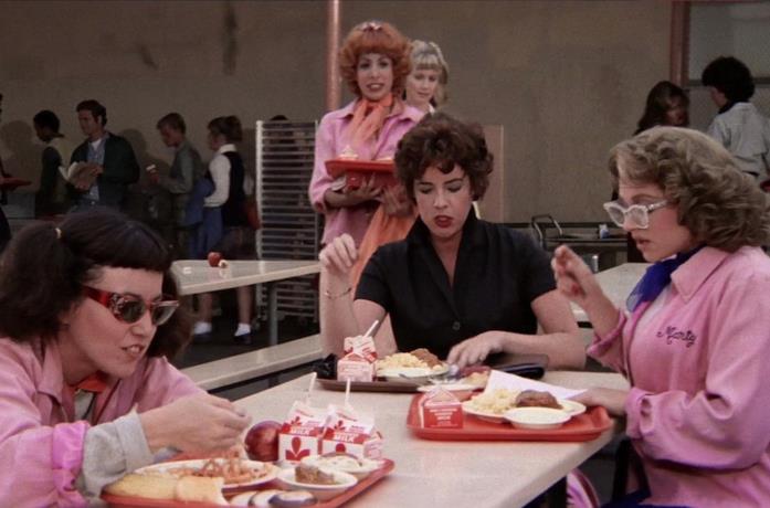 Una scena dal film Grease con le Pink Ladies