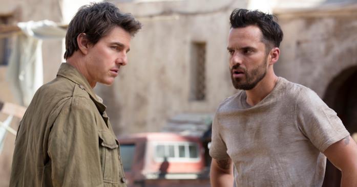 Tom Cruise e Jake Johnson in una scena del film