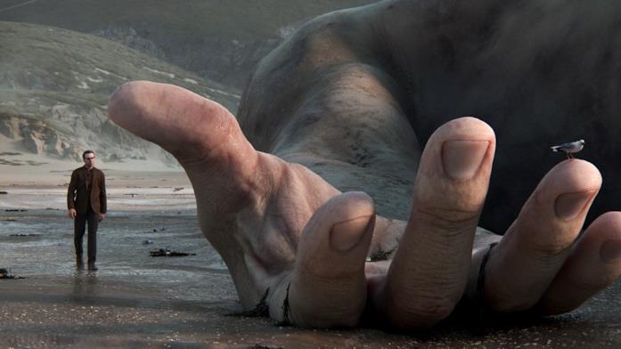 Il gigante e lo studioso nella puntata Il gigante affogato di Love, Death & Robots Uno studioso guarda il corpo di un gigante