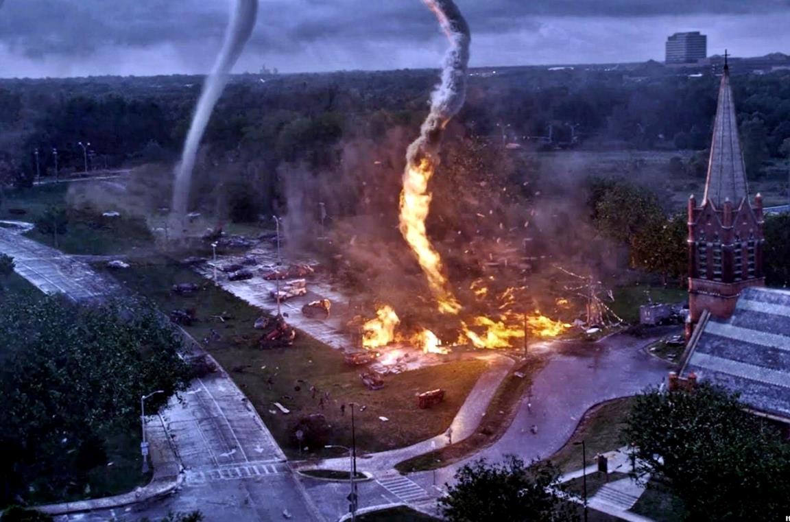 Una scena del film Into The Storm col tornado di fuoco