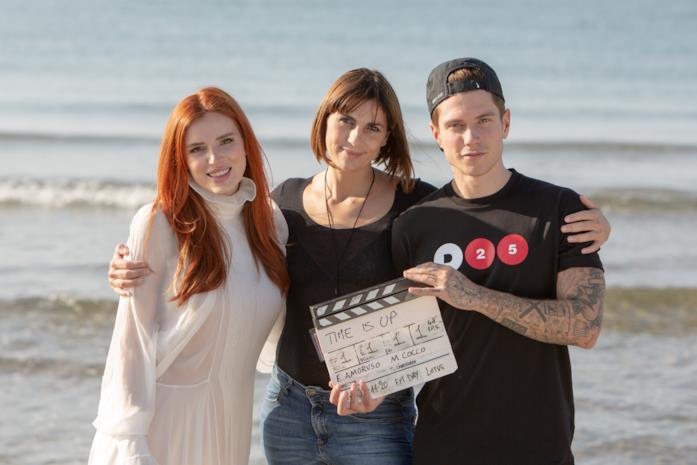 Prima immagine di Time is Up Bella Thorne, la regista Elisa Amoruso e Benjamin Mascolo sul set di Time is Up