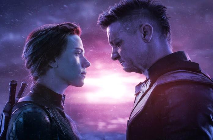 Black Widow e Occhio di falco si guardano negli occhi
