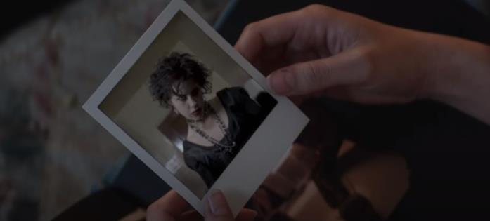 Il rito delle streghe, il sequel del cult Giovani streghe arriva al cinema La polaroid con Fairuza Balk in una scena del film Il rito delle streghe