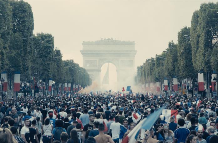 La folla parigina festeggia la vittoria ai mondiali