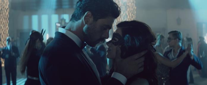 365 giorni, il thriller erotico con Michele Morrone tratto dal libro di Blanka Lipińska Michele Morrone e Anna Maria Sieklucka in una scena del film 365 giorni