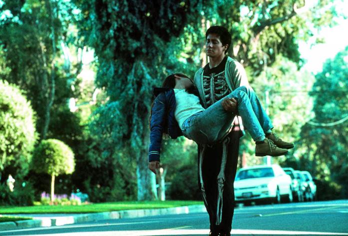 Donnie Darko tiene tra le braccia il cadavere di Gretchen Jake Gyllenhaal e Jena Malone, protagonisti di Donnie Darko